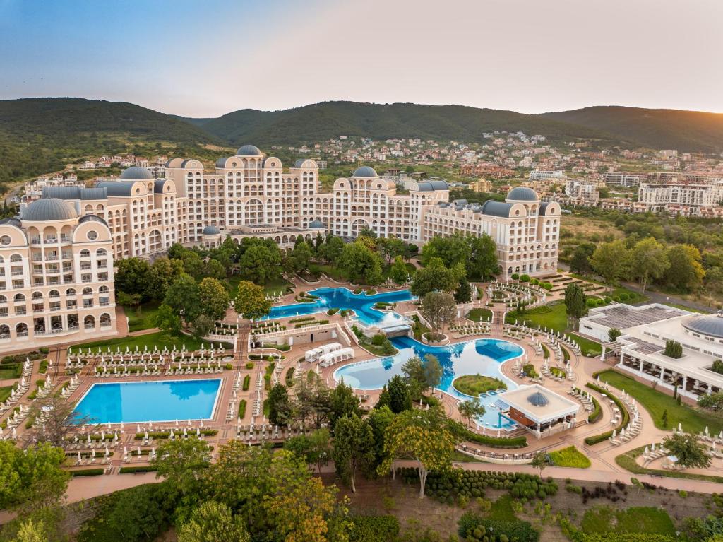 Bazén v ubytování Dreams Sunny Beach Resort and Spa - Premium All Inclusive nebo v jeho okolí