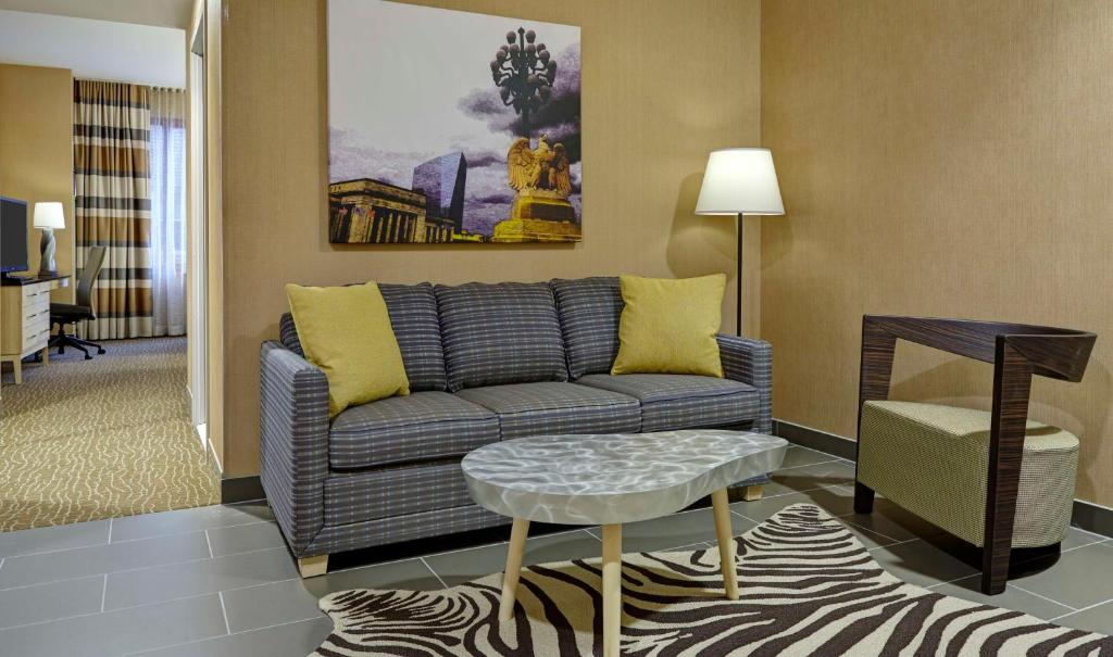 DoubleTree by Hilton Hotel Philadelphia Center City - 2 Queen Beds Kitchenette Suite