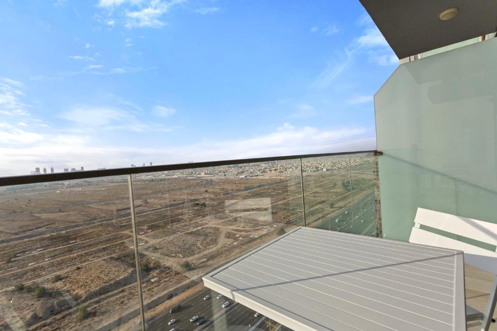 Rõdu või terrass majutusasutuses Bloom Towers Gem Elegant Studio A Must See