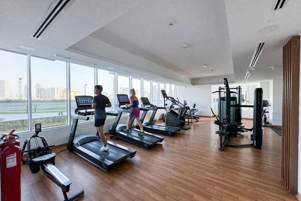 Spordikeskus ja/või sportimisvõimalused majutusasutuses Bloom Towers Gem Elegant Studio A Must See