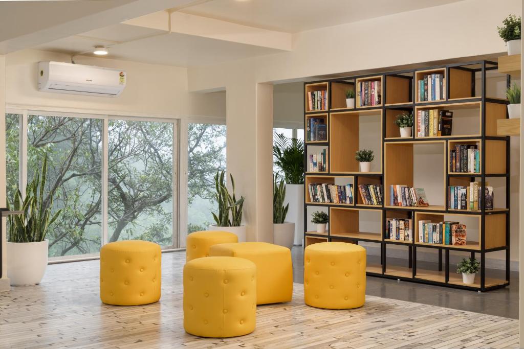 Posezení v ubytování Bloom Hotel - Lonavala Khandala
