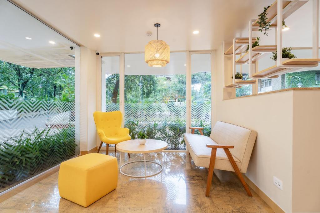 Posezení v ubytování Bloom Hotel - Lonavala Khandala