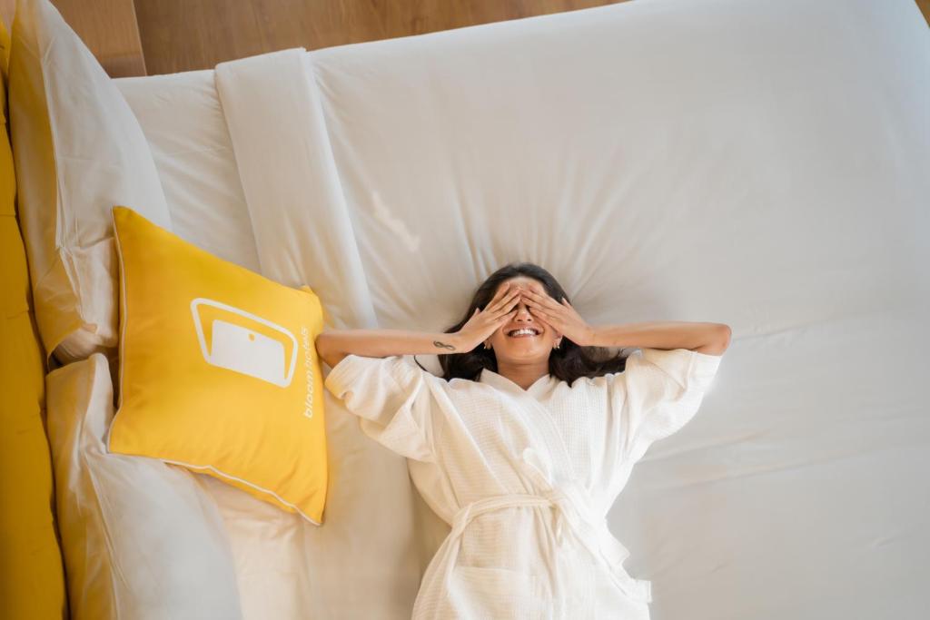 Postel nebo postele na pokoji v ubytování Bloom Hotel - Lonavala Khandala