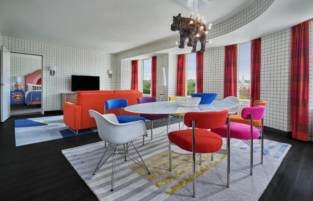 Graduate by Hilton Cincinnati - Graduate King Suite