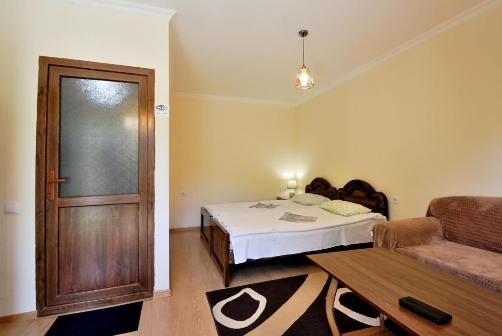 Postel nebo postele na pokoji v ubytování Hotel Vardzia K A L A