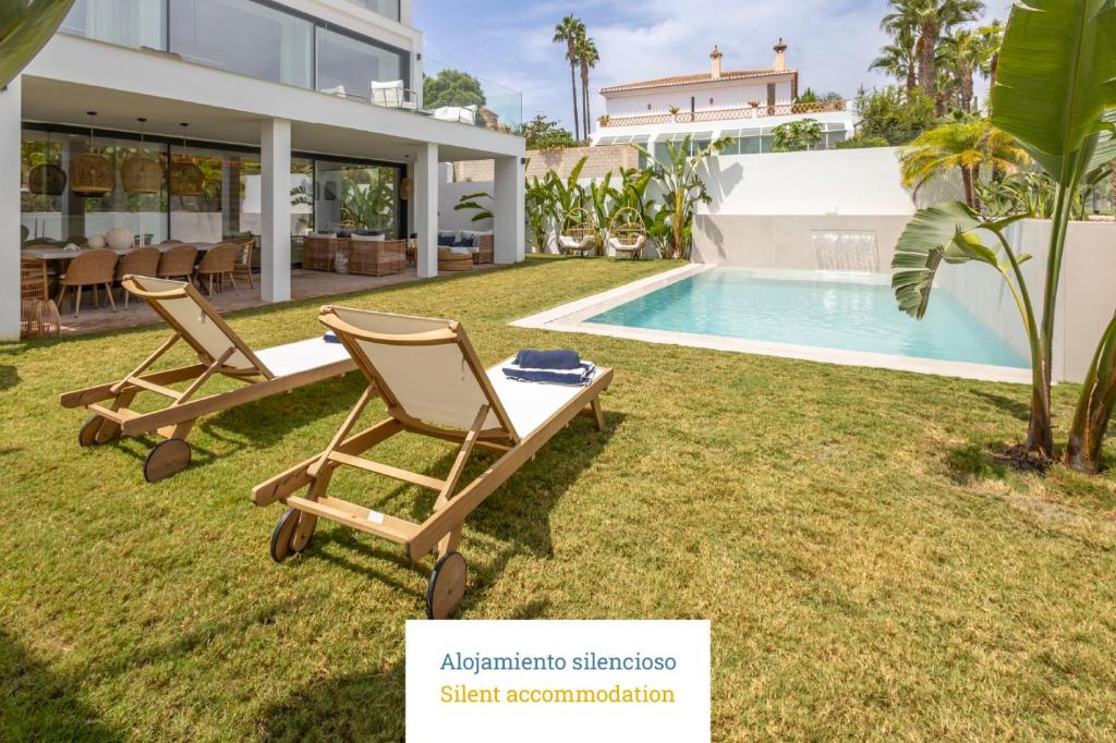 Piscina de la sau aproape de Homity Holidays - Playa Granada - Villa Golf