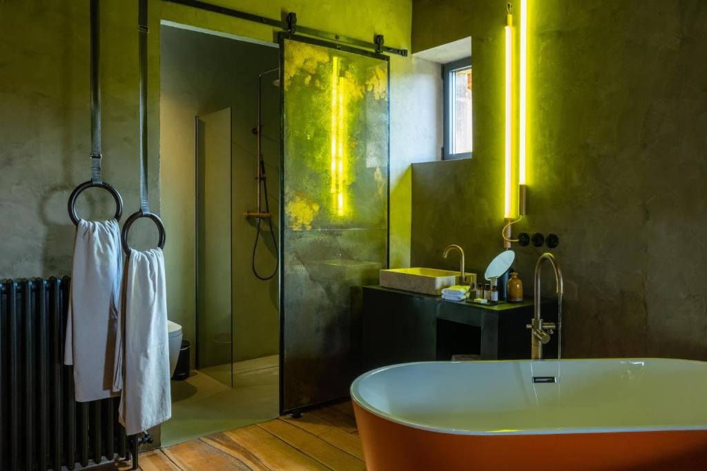 y baño con bañera y ducha acristalada. en Consolación, en Monroyo
