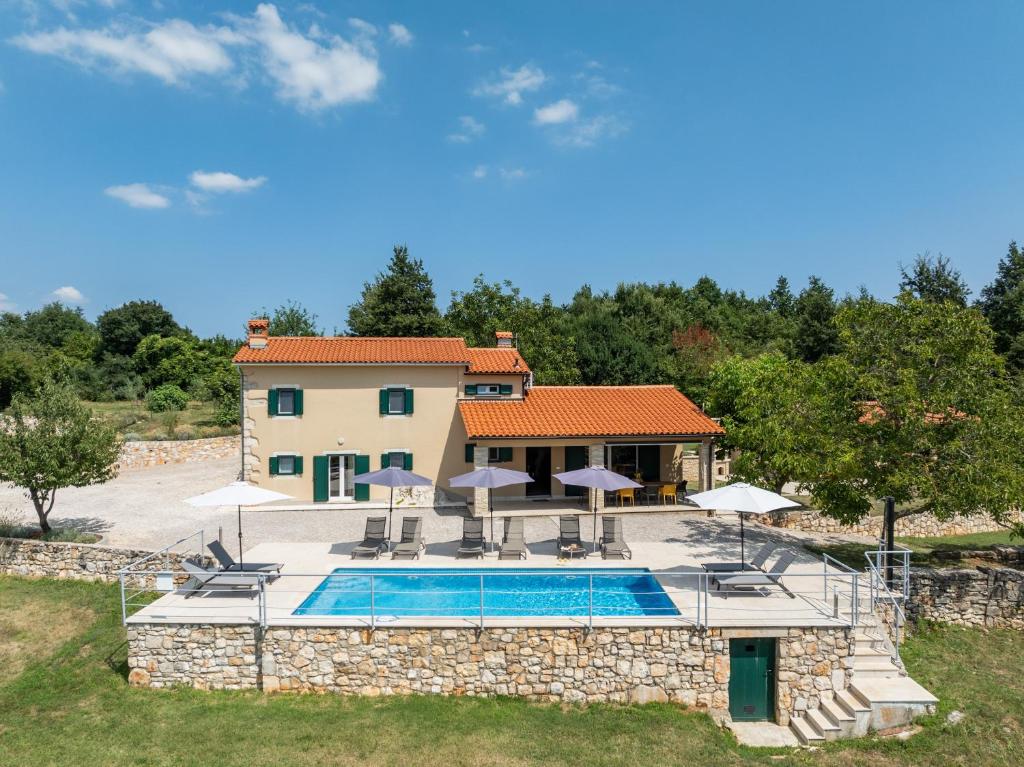 ein Bild einer Villa mit Swimmingpool in der Unterkunft Villa Katarina in Labin