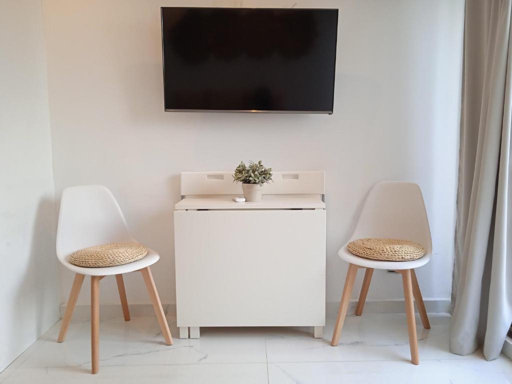 TV a/nebo společenská místnost v ubytování Estepona - Playa - Estudio al lado del mar Jo18