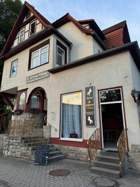 un edificio con un cartel delante en FAliyyas Village, en Meiningen