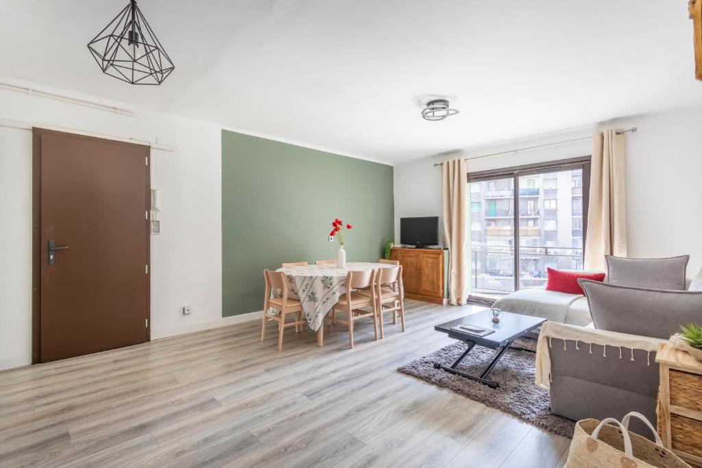 un salon avec un canapé et une table dans l'établissement 6RAOU T4 proche Castellane - Centre ville, à Marseille