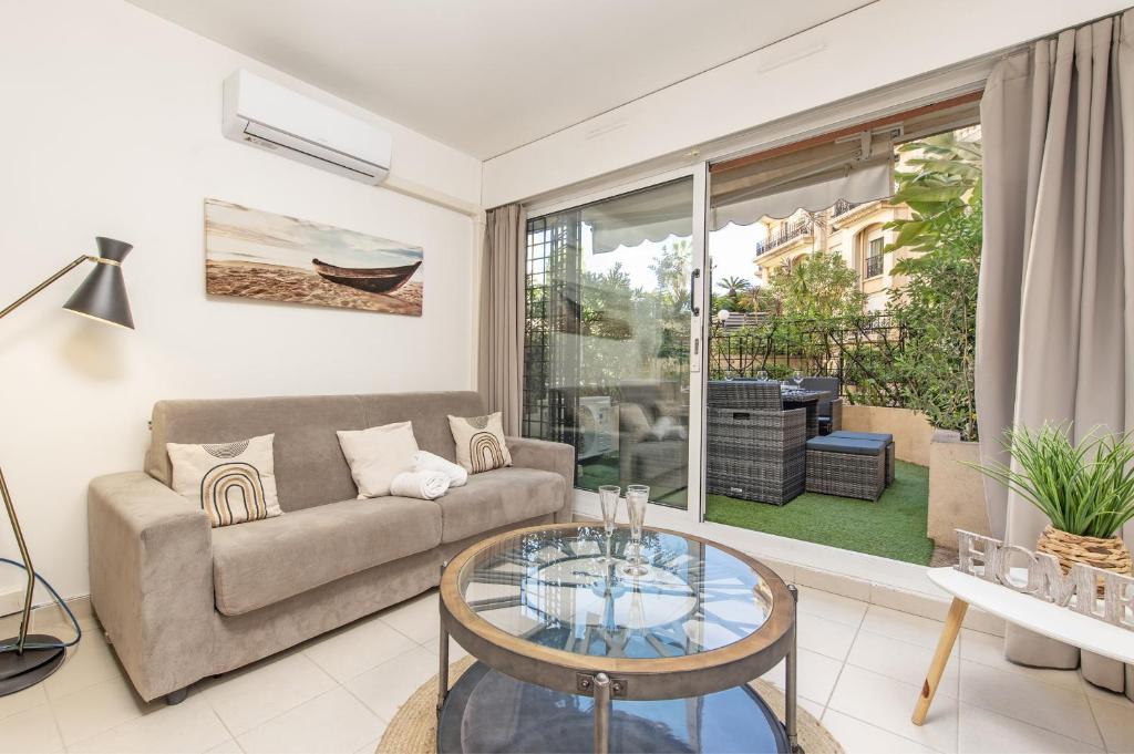 un salon avec un canapé et une table en verre dans l'établissement 