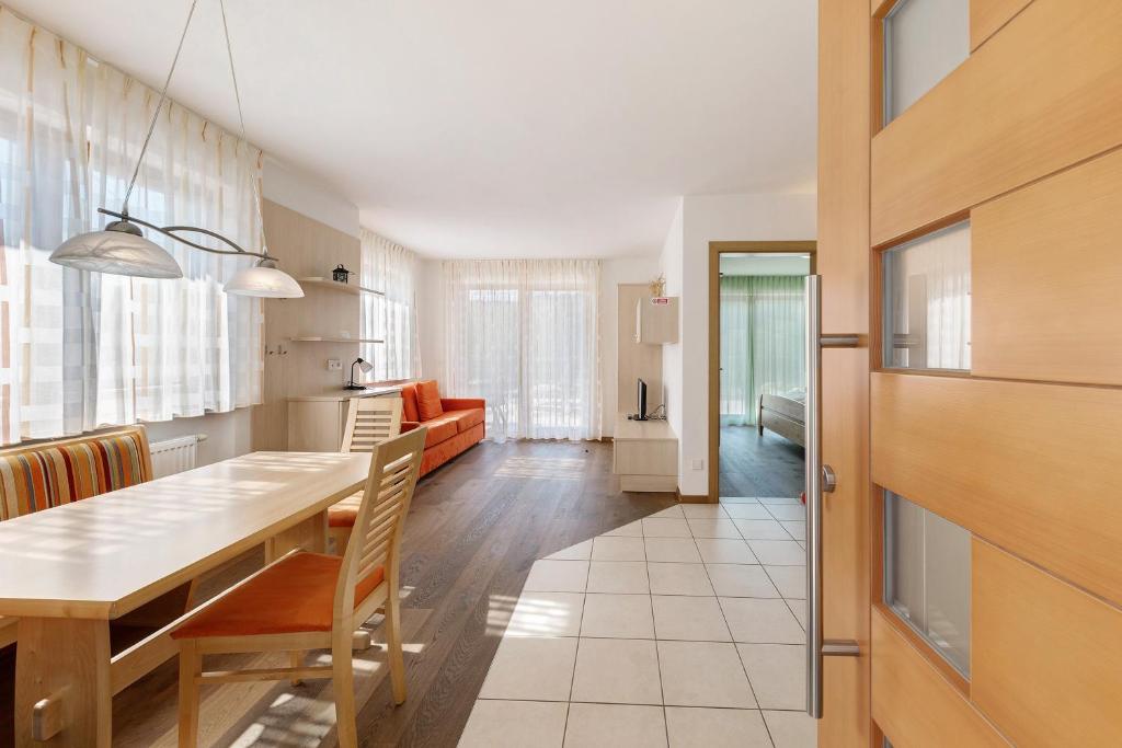 a kitchen and dining room with a table and chairs at Obertrisaierhof Wohnung 1 in Fie allo Sciliar