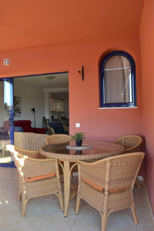 jadalnia ze stołem i krzesłami w obiekcie Villa Meloneras - Exclusive Chill Out w mieście San Bartolomé