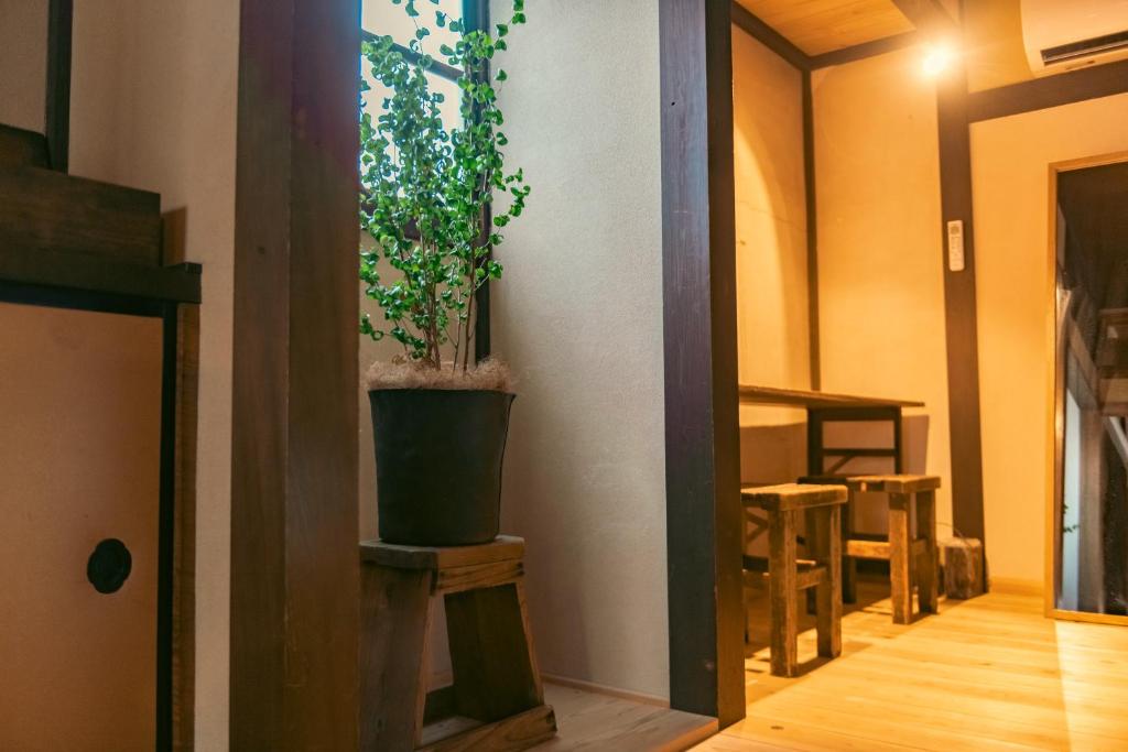 TV a/nebo společenská místnost v ubytování 篠山城下町ゲストハウス inosica