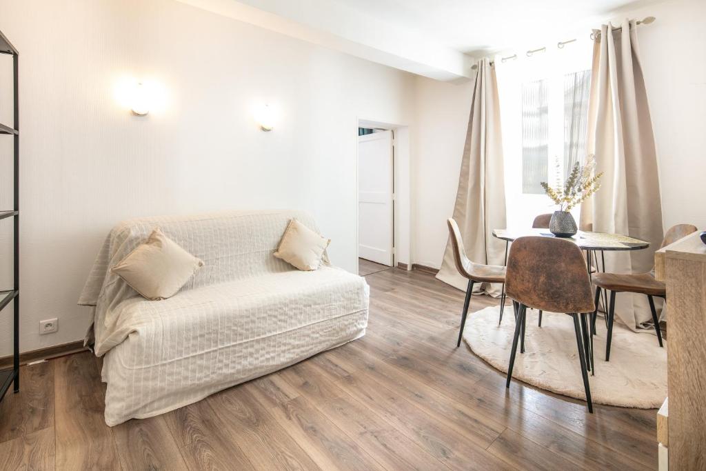 un salon avec un canapé et une table dans l'établissement Le Saint-Geoirien - Duplex pour 4, à Merlas