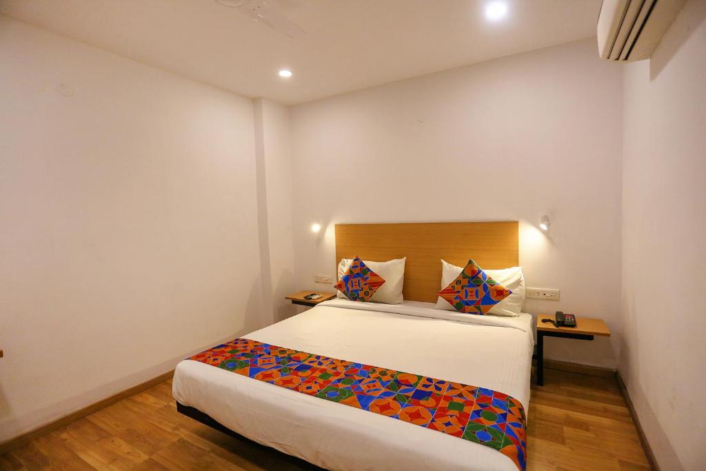 Postel nebo postele na pokoji v ubytování FabHotel Moro Paschim Vihar
