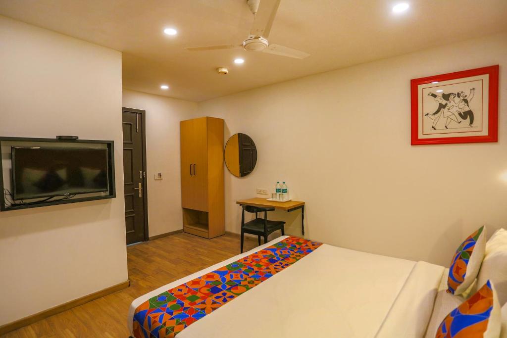 TV a/nebo společenská místnost v ubytování FabHotel Moro Paschim Vihar