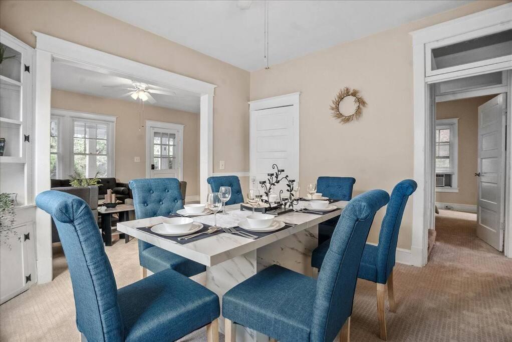 Posezení v ubytování Entire Spacious Home Near DC