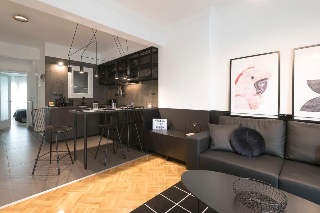 salon z kanapą i kuchnią w obiekcie Traveller`s Nest #FeelsLikeHome w Salonikach