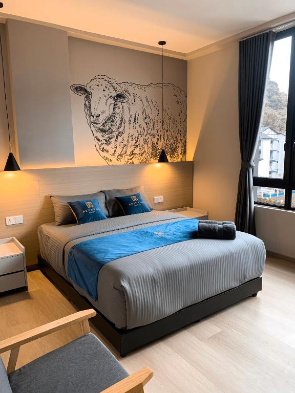 Postel nebo postele na pokoji v ubytování Hotel Brynton at Cameron Centrum Mall