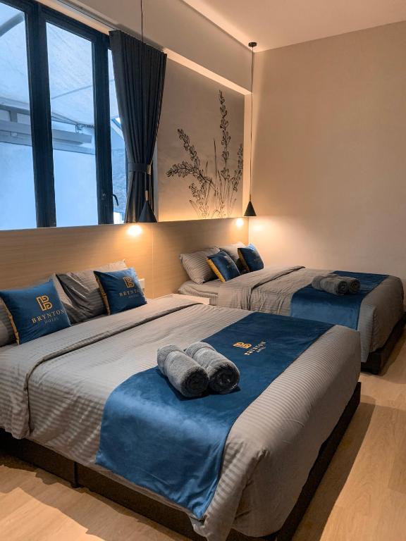 Postel nebo postele na pokoji v ubytování Hotel Brynton at Cameron Centrum Mall