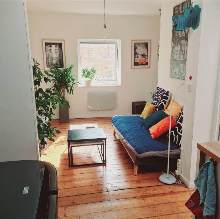 un salon avec un canapé et une table dans l'établissement L' effet mer, à Dunkerque