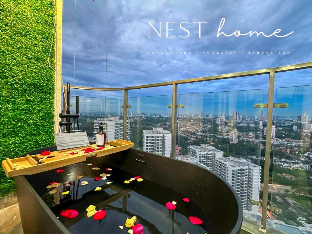 Country Garden Seaview Suite by Nest Home at Danga Bay - 高级两卧室套房，配有海景和浴缸