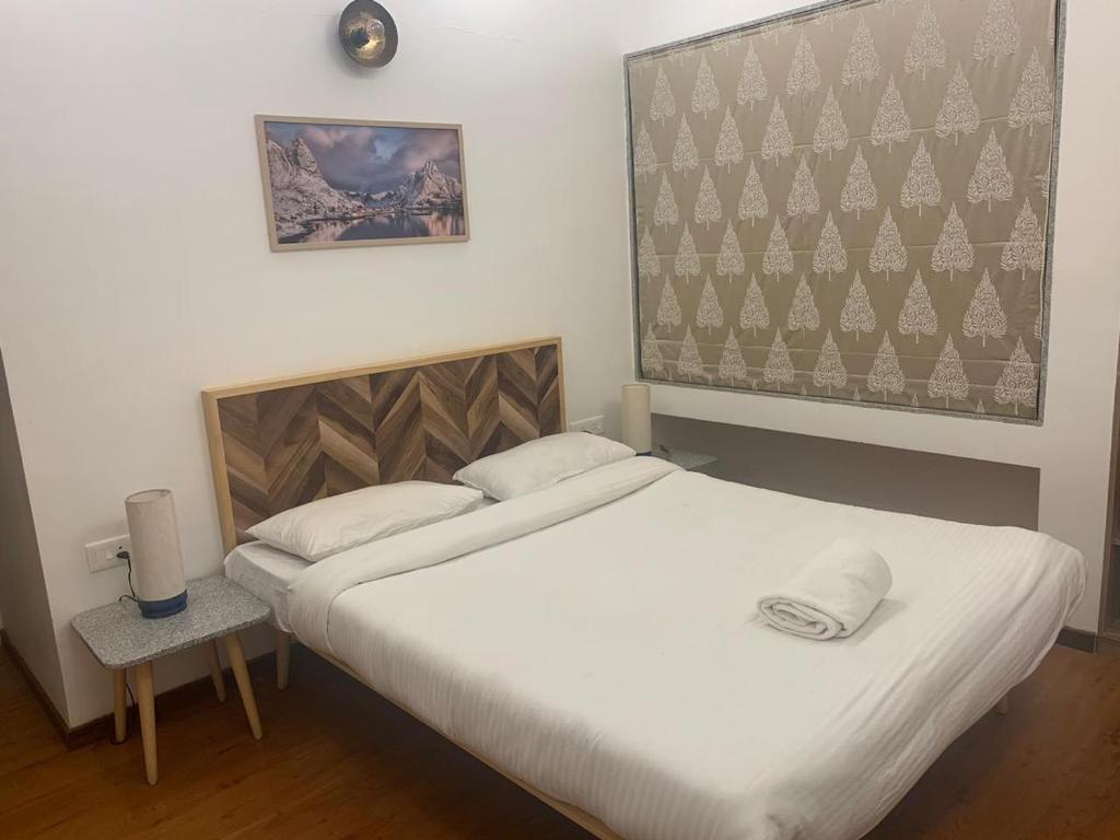 Postel nebo postele na pokoji v ubytování Mizzle Exotica Lonavala