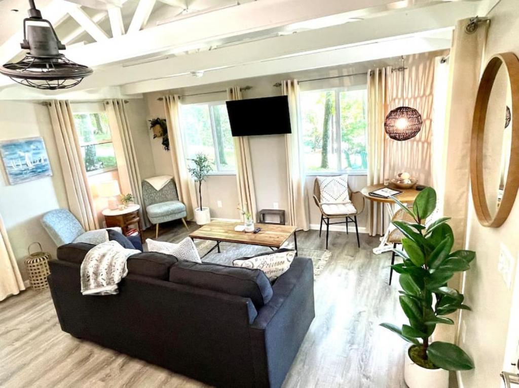 Et opholdsområde på Cutest Cozy Getaway Cottage with Sunset Lakeview