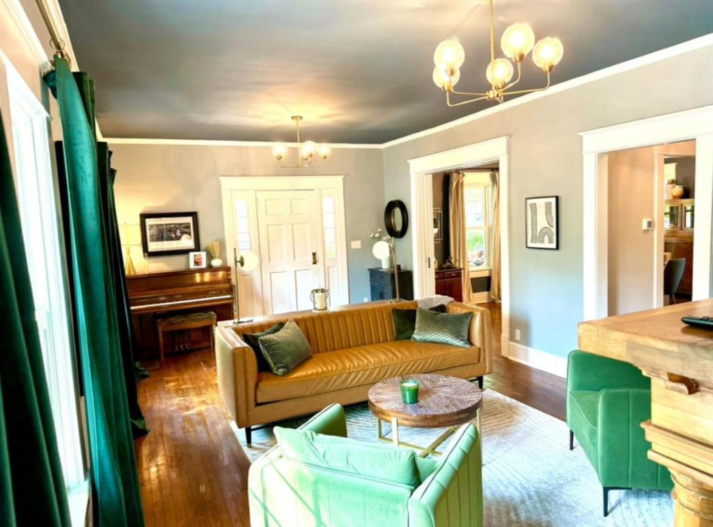 una sala de estar con un sofá y una mesa en Becky's Place Hopkinsville, en Hopkinsville