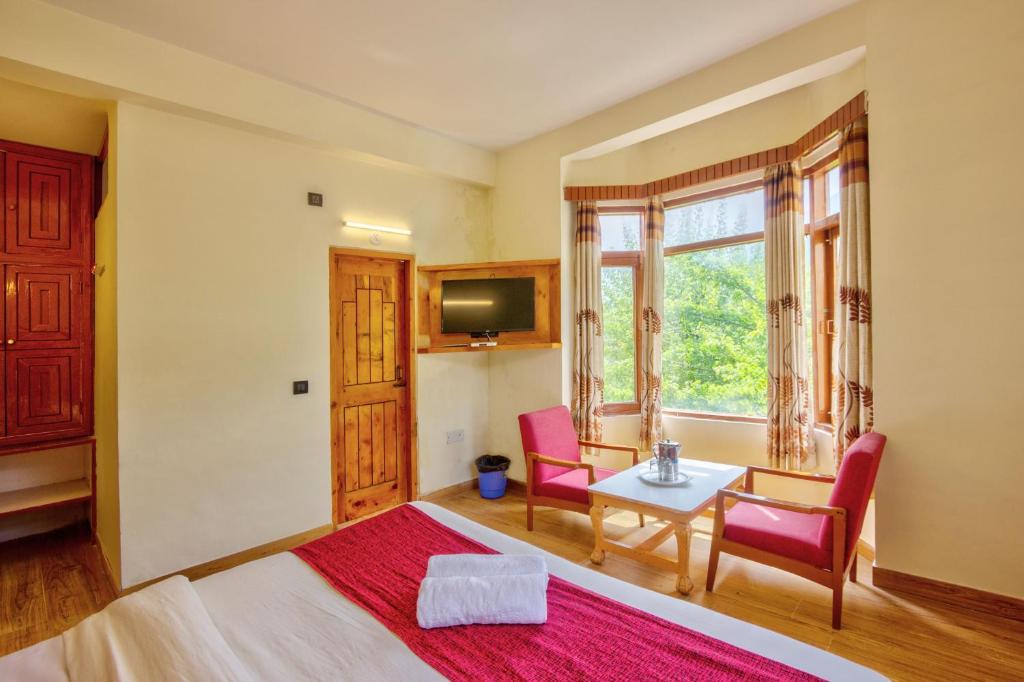 Postel nebo postele na pokoji v ubytování HOTEL ROyAL THE MALL MANALI