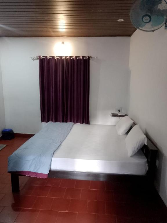 Postel nebo postele na pokoji v ubytování Humble Nest Coorg