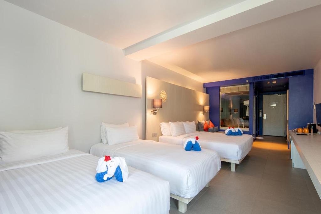 Postel nebo postele na pokoji v ubytování The Yama Hotel Phuket