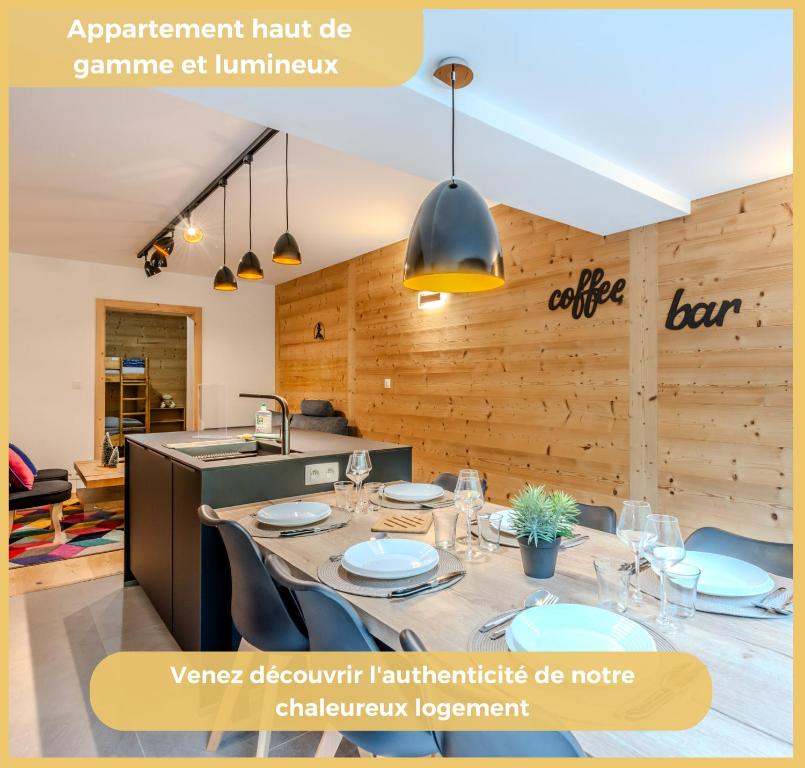 une salle à manger avec une table et une cuisine dans l'établissement Esperanza I T4 I Morzine, à Morzine