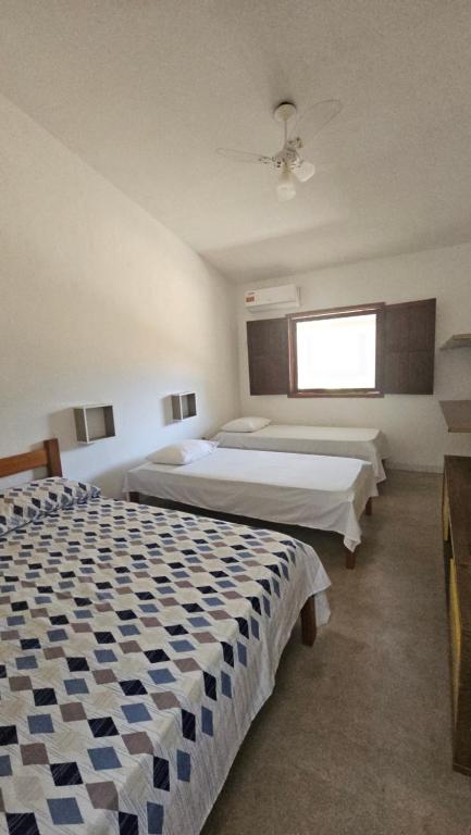 une chambre avec deux lits et une fenêtre dans l'établissement Casa ampla e muito arborizada!, à Prado