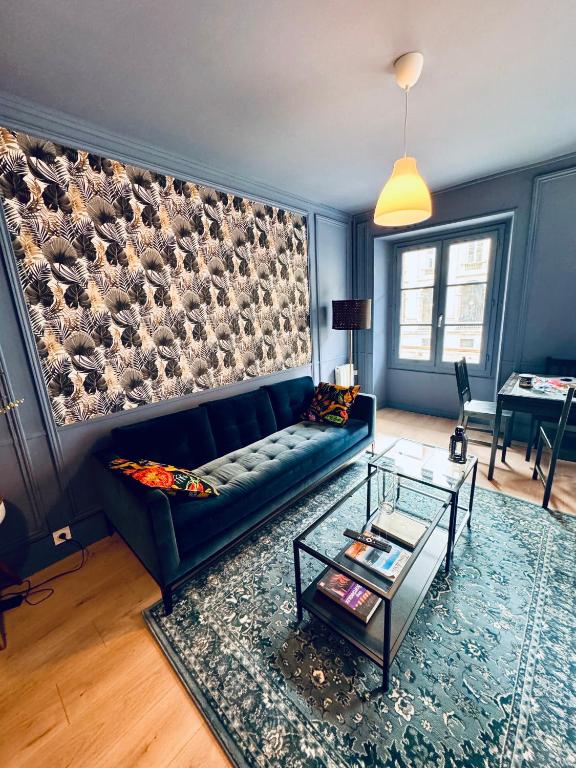 un salon avec un canapé et une table en verre dans l'établissement Design and luxe hyper centre, à Bordeaux