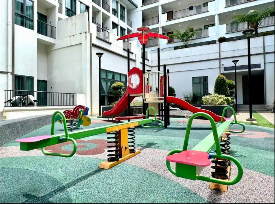 un parco giochi in un edificio con area giochi di Hello Kitty HomeStay - Cameron Highlands - Spacious Studio - Perfect for Families - Sleeps 4 and Baby a Tanah Rata