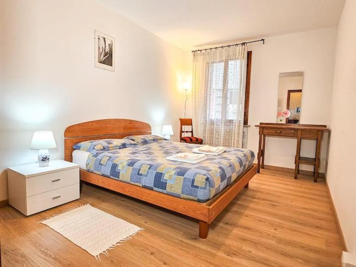 una camera da letto con un letto e una scrivania di Casa Veronika ad Arcade