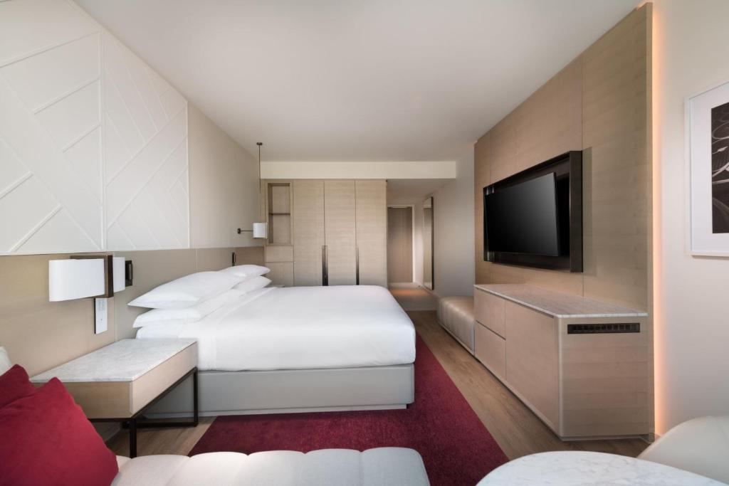 Postel nebo postele na pokoji v ubytování Adelaide Marriott Hotel