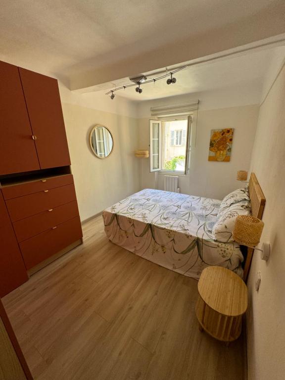 une petite chambre avec un lit et une fenêtre dans l'établissement Côté plage Mourillon, à Toulon