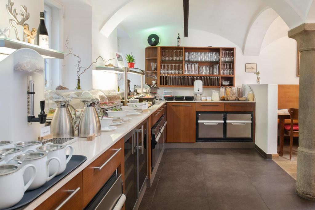 Kuchyň nebo kuchyňský kout v ubytování Hotel Aiterbach am Chiemsee