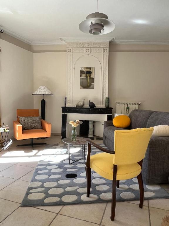 un salon avec un canapé et une table dans l'établissement 'Petit Béguin' au coeur d'Uzès, à Uzès