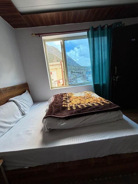 Postel nebo postele na pokoji v ubytování Odyssey Stays Joshimath - Near Narsingh Temple