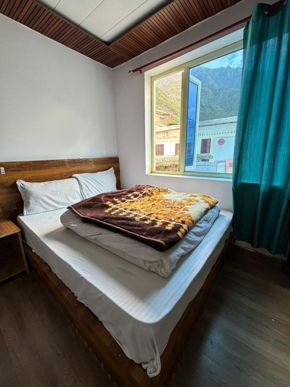 Postel nebo postele na pokoji v ubytování Odyssey Stays Joshimath - Near Narsingh Temple