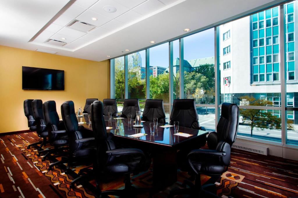 TV a/nebo společenská místnost v ubytování Courtyard par Marriott Montréal Centre-ville