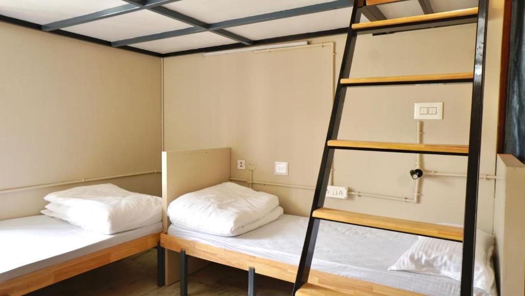 Postel nebo postele na pokoji v ubytování Roambay - Gokulam