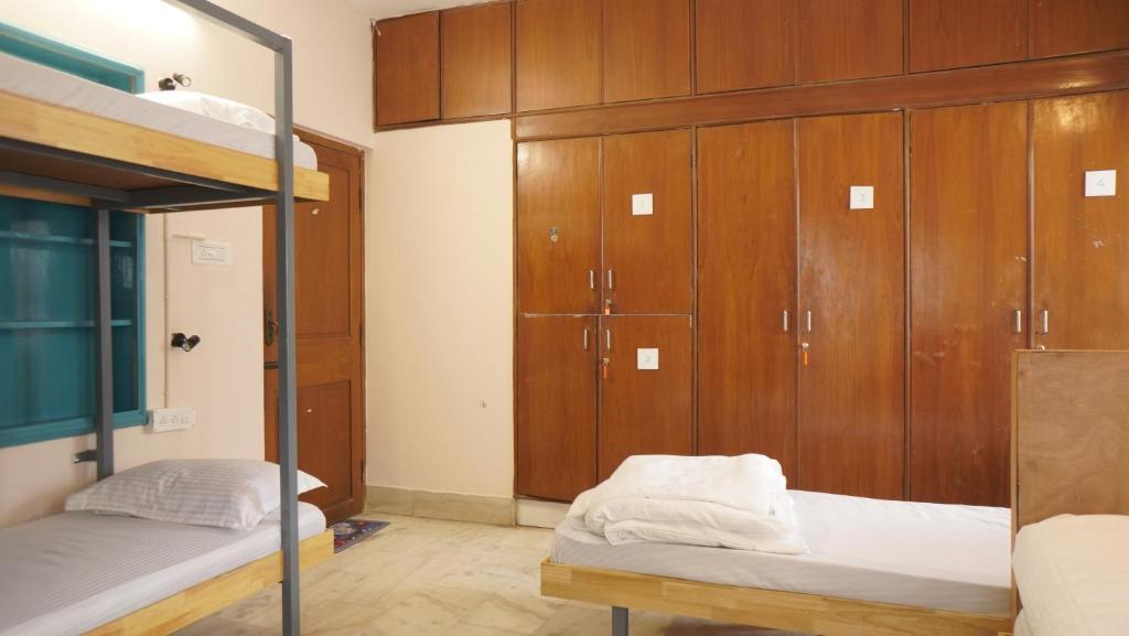 Postel nebo postele na pokoji v ubytování Roambay - Gokulam