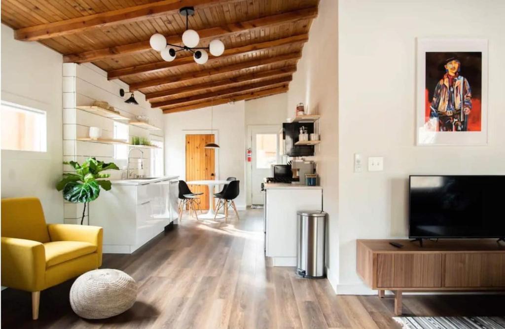 Køkken eller tekøkken på Hanky Panky Romantic Cabin