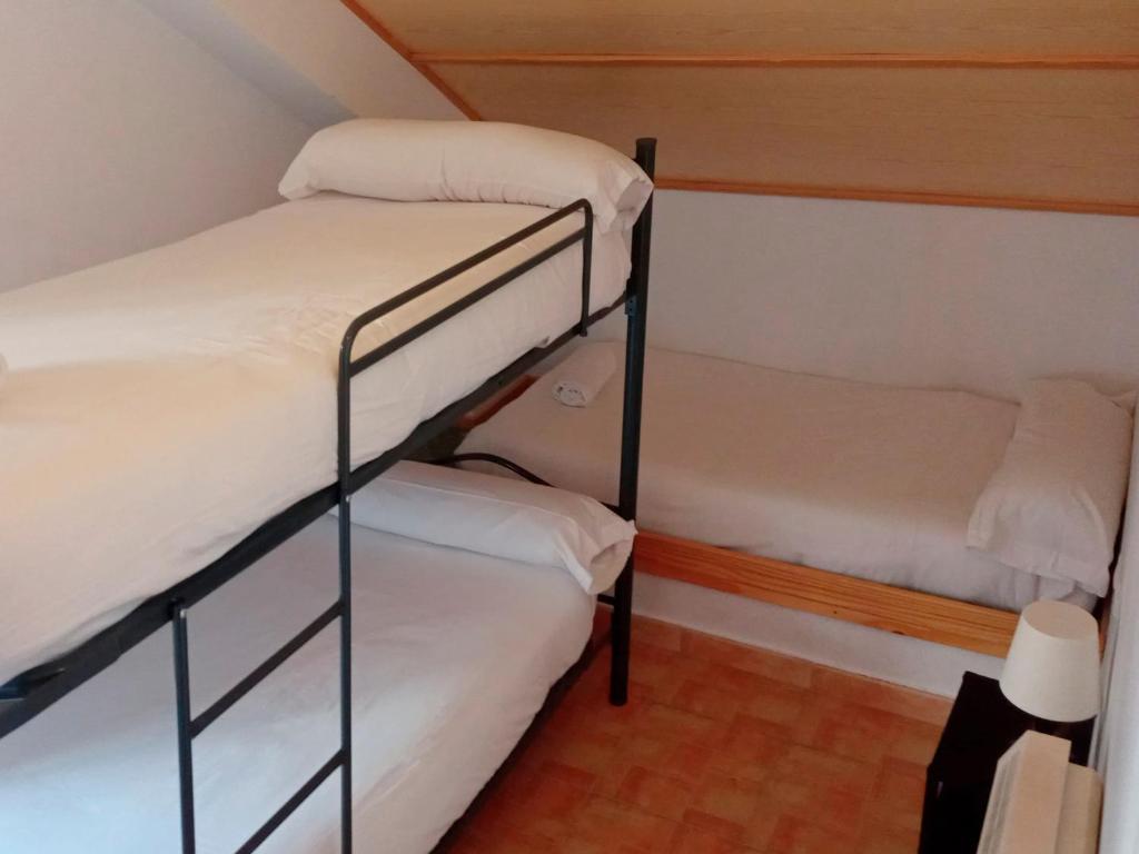 Łóżko lub łóżka w pokoju w obiekcie Apartamentos Sierra Nevada 3000